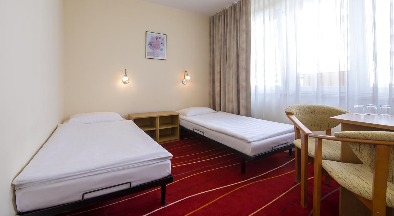 Aramis Hotel Varşovia Exterior foto