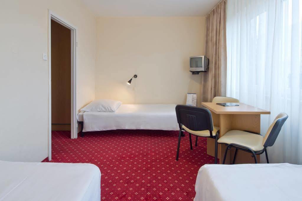 Aramis Hotel Varşovia Exterior foto